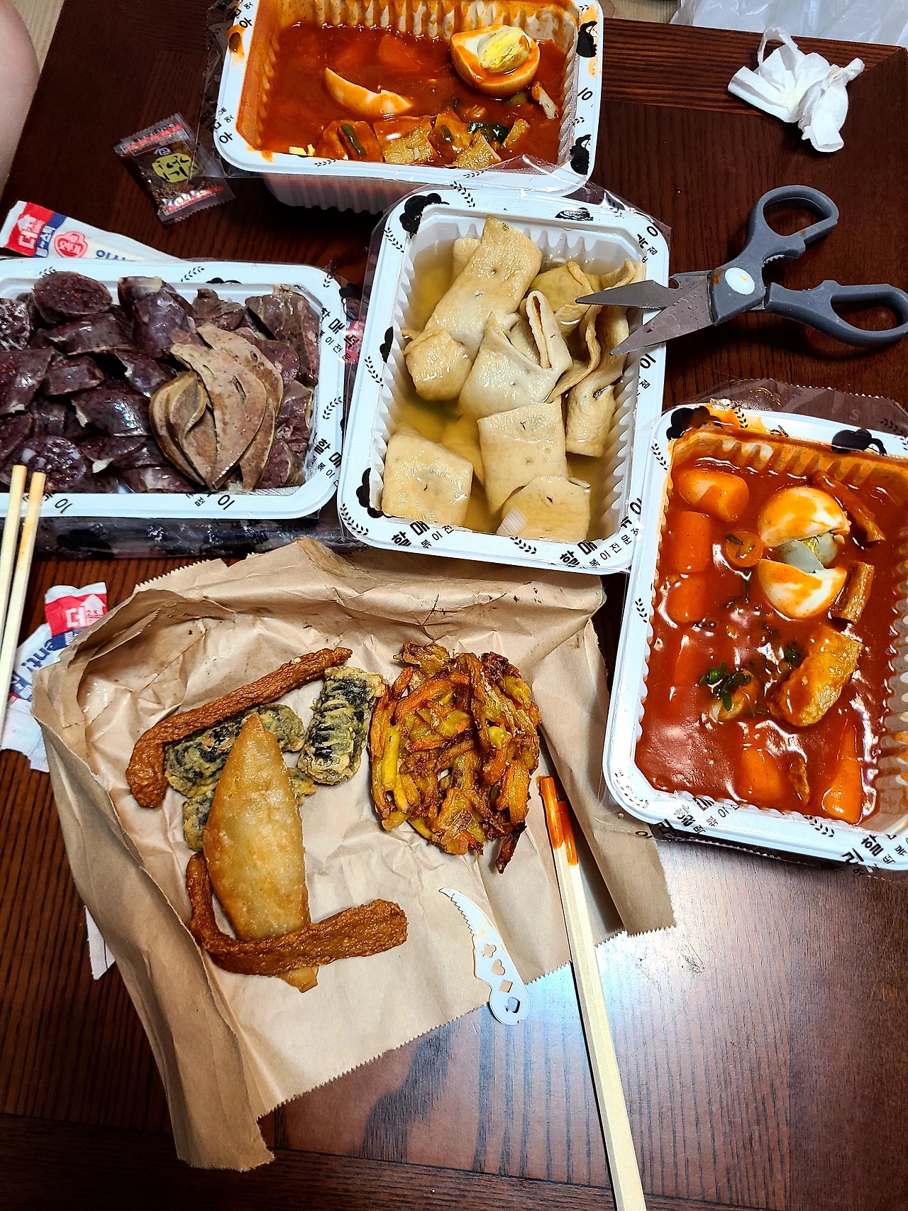 분식 파티는 혼자서 즐길 수 없어.jpeg