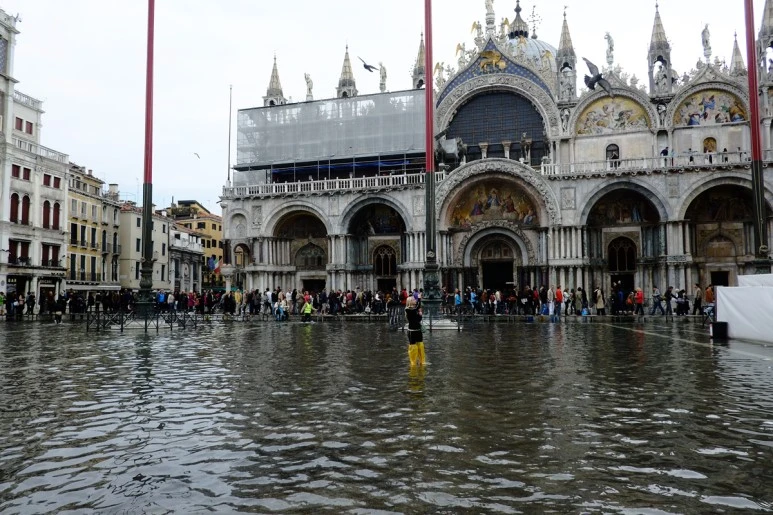 %EB%B2%A0%EB%84%A4%EC%B9%98%EC%95%84-%EB%AC%BC%EC%97%90_%EC%9E%A0%EA%B8%B4_%EC%82%B0_%EB%A7%88%EB%A5%B4%EC%BD%94_%EA%B4%91%EC%9E%A5.jpg?type=w773