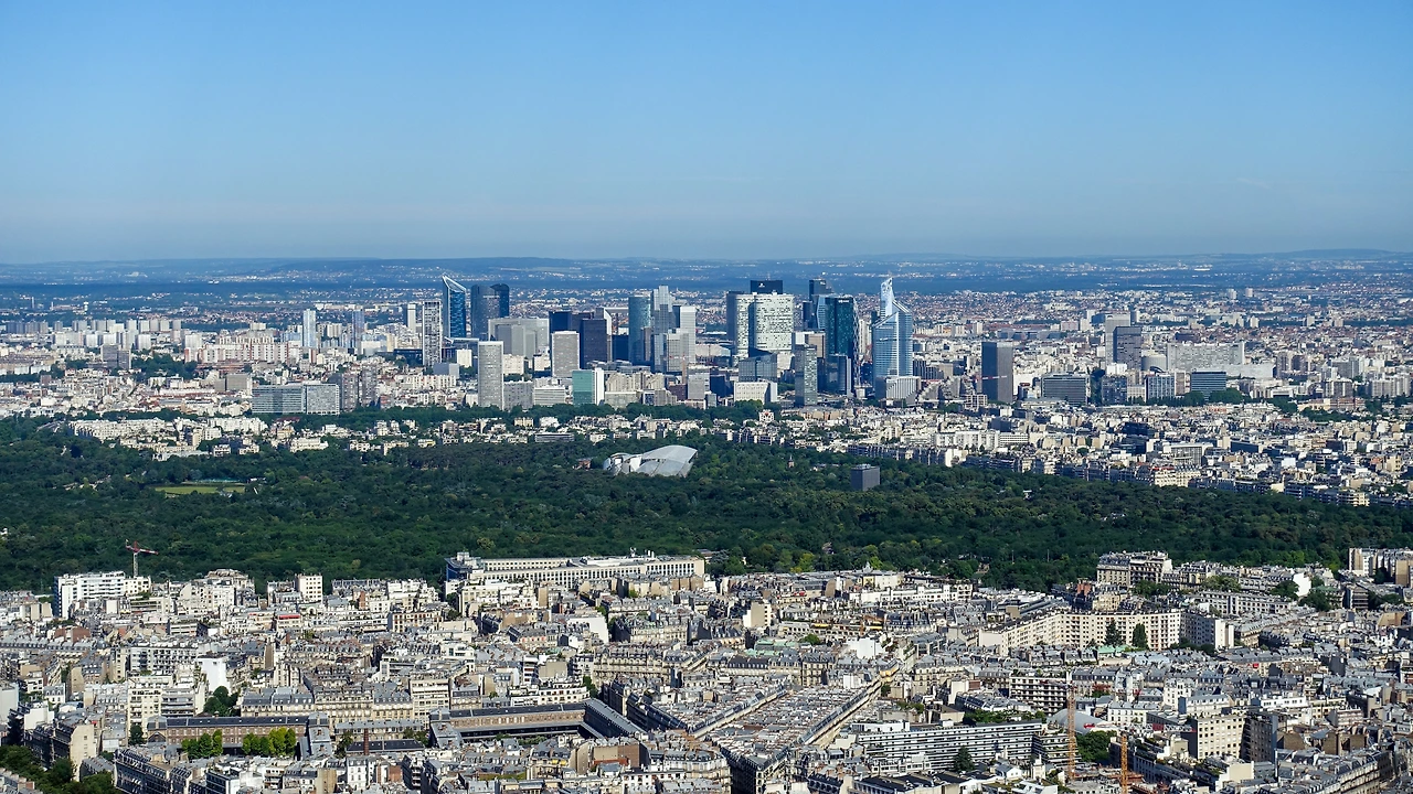 La_Défense_and_Bois_de_Boulogne_from_the_Eiffel_Tower,_11_June_2017_001.jpeg