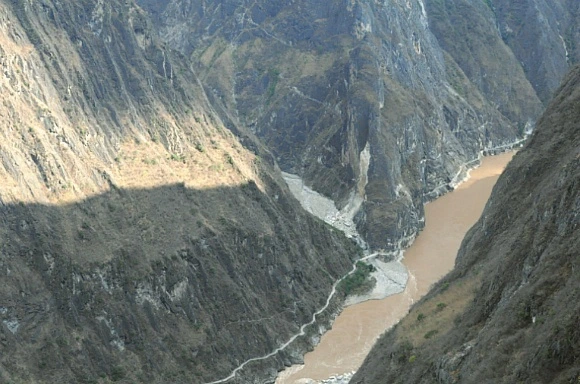 2568A2375285E95C26300B