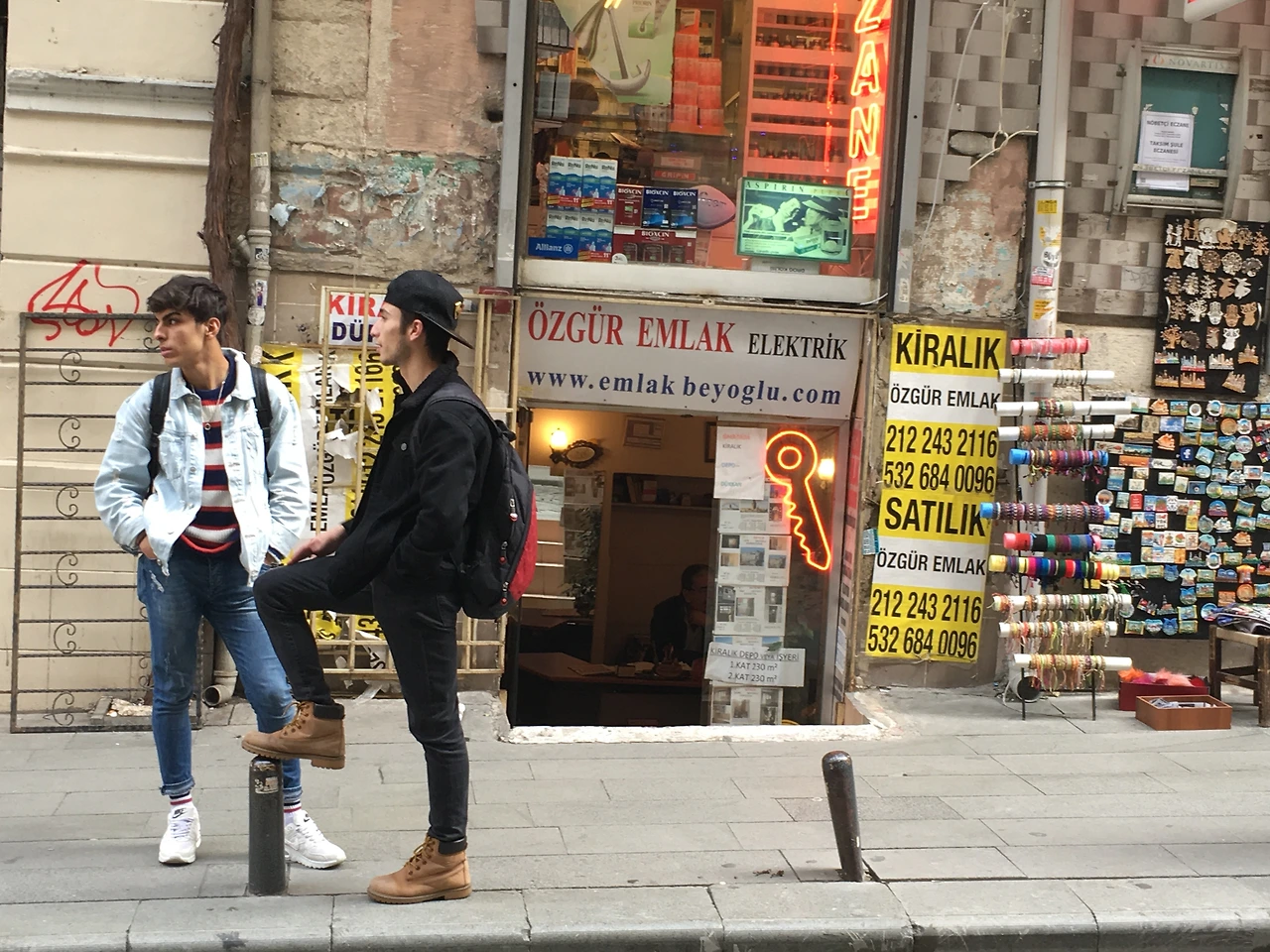 백수의 다리로도 불리는 갈라타 다리를 건너면 금세 유럽의 분위기가 물씬 난다..JPG