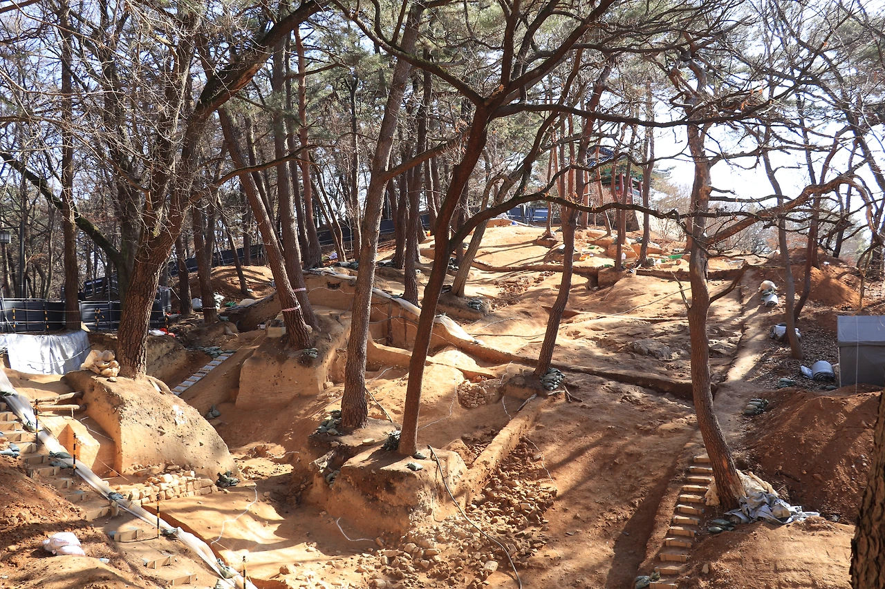 부소산성 안. 유적을 발굴중이다.JPG