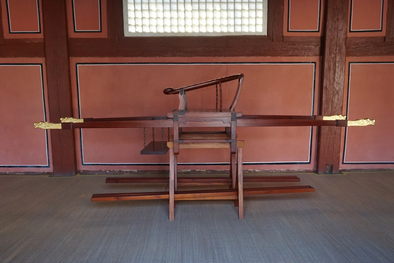 소여. 종묘대제 때 종묘 안에서 이동할 때 쓰던 가마.JPG