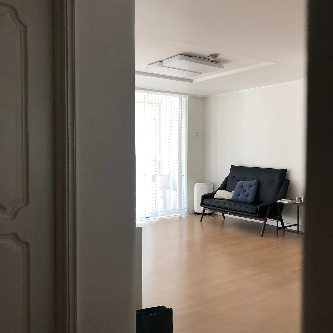 창문에서 문틈으로.jpeg