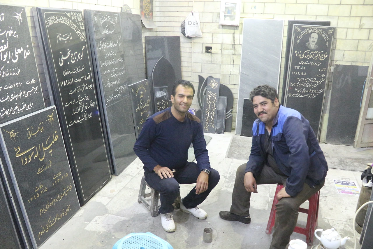 3사진이 들어가는 예쁜 비석제작주인,같이 차를마시다.친절.JPG