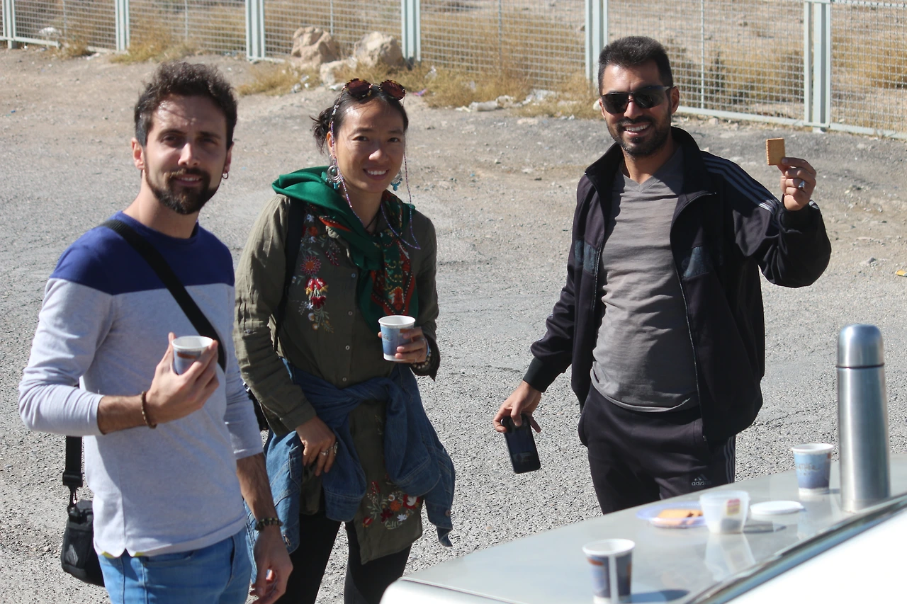 8철조망 돌아서 사진이 잘 나온다고 세워주며, 스위스 청년, 중국아가씨와 이란인 기사, 그가 준비한 차와 크랙커를 먹으며.JPG