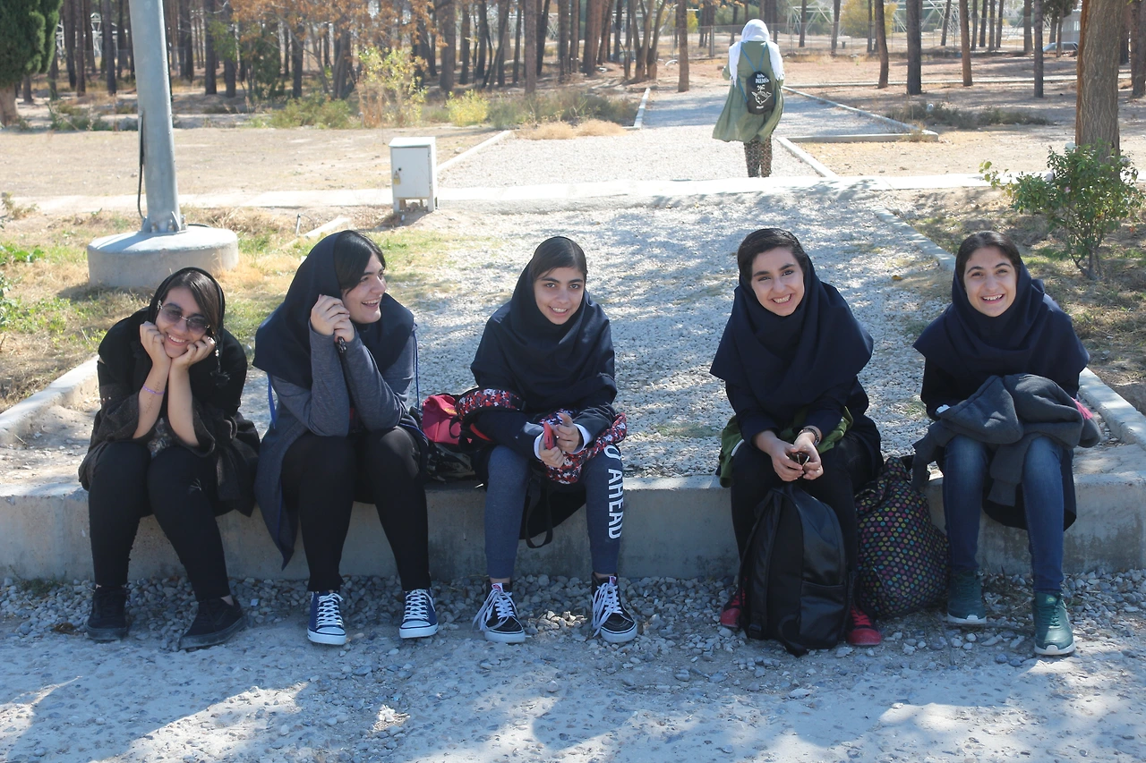 8(화단에는 여고생들이 앉아있다 만발한 꽃처럼 환미소가 아름다운 페르시아여고생들.JPG