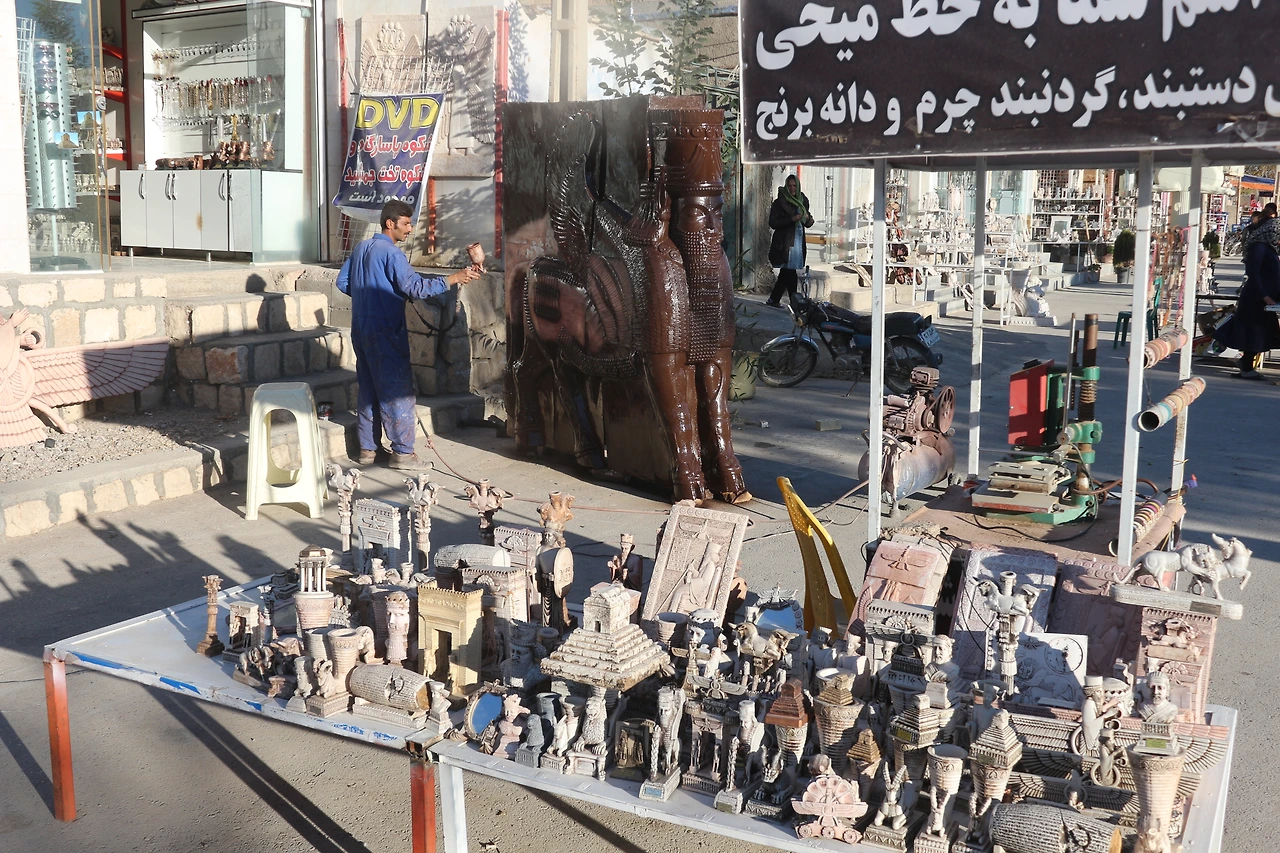 IMG_9613파사르가대 앞 키루스대왕의 후예들.JPG