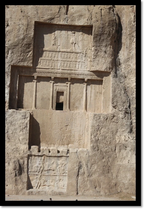 이란2다리우스 1세 석묘아래 사산왕조 샤푸르 2세의 승리묘사 부조.JPG