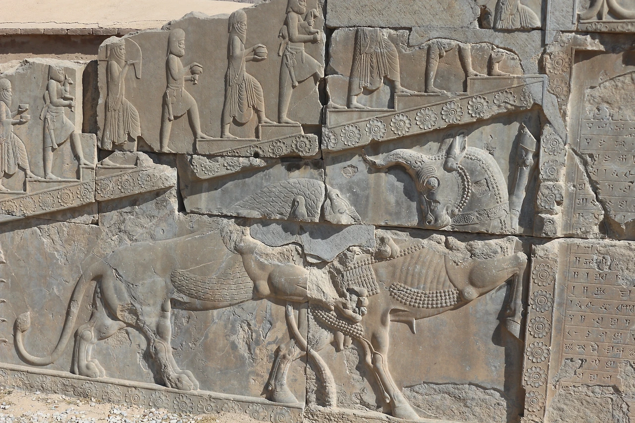 2페르시아왕에게 공물을 바치는사신들과, 노루즈 설날, 소를 무는 사자.JPG