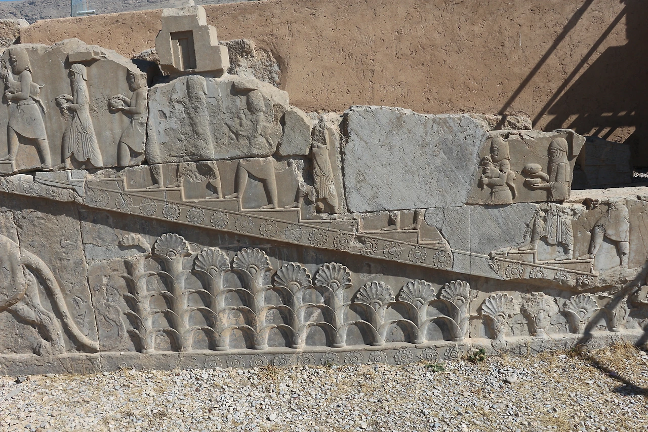 5페르시아 왕에게 공물을 바치는 사신들.JPG