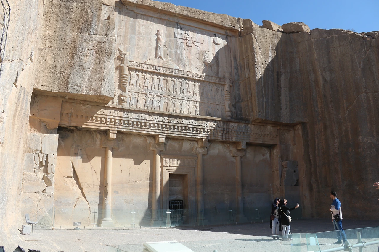 6마지막 중흥을 이끈 아르타크세르크세스 3세 무덤. 이집트 재탈환.후에 환관들의 발호가 심해짐.JPG
