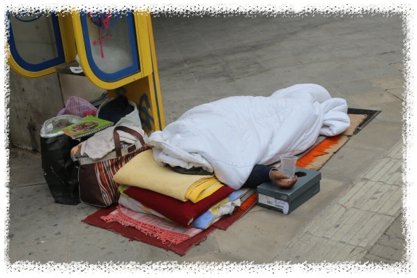 아테네IMG_0064정류소앞 한낮, 낮잠을 잘때도 구걸은 멈추지 않는다.JPG