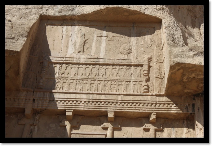 이란13 28개 속국들 사신이 조로아스터 상징과 왕을 받치고있다.JPG