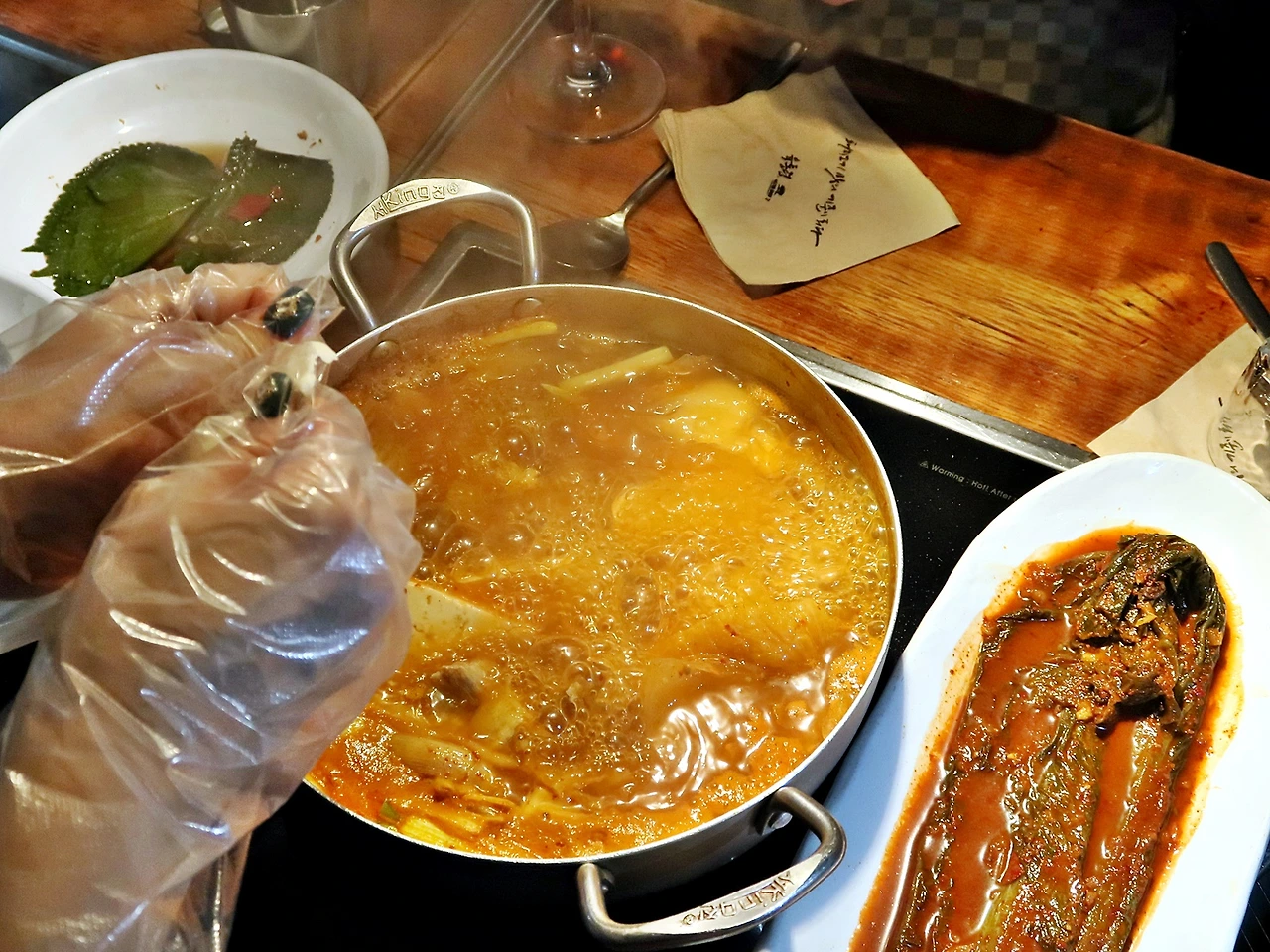 육통령 - 김치찌개에 수제비를 넣는 모습.JPG