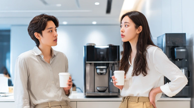 koochuljung_Two_Korean_office_workers_having_a_casual_convers_6f9667a4-6501-.png?type=w773