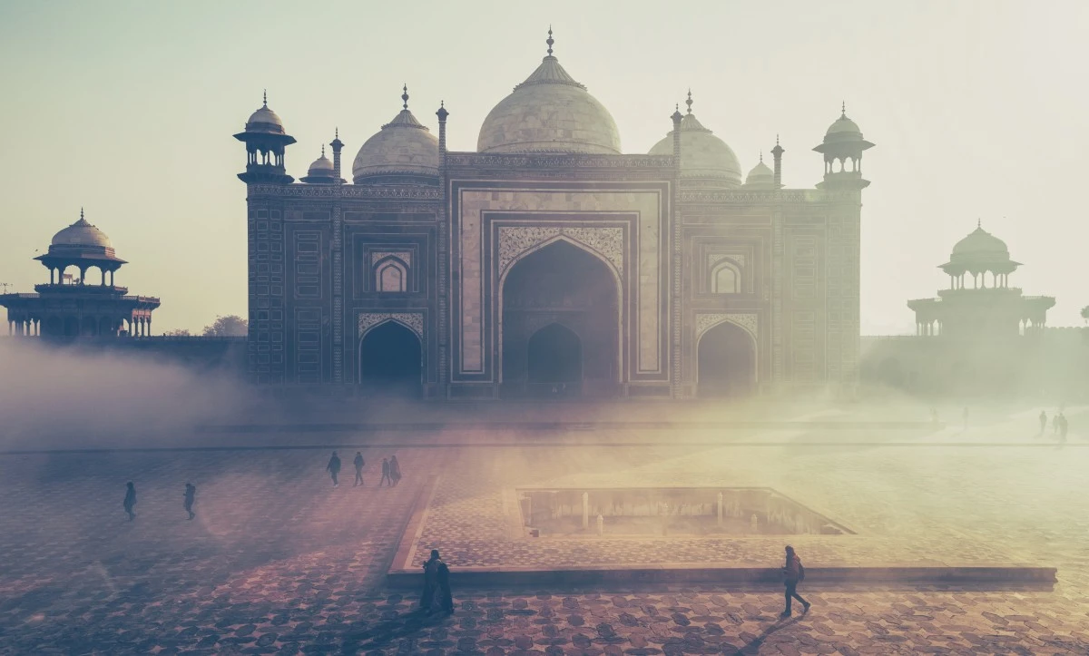 taj_mahal_india_building_misty_mist_people_tourist_tourism-819104.jpg!d.jpeg