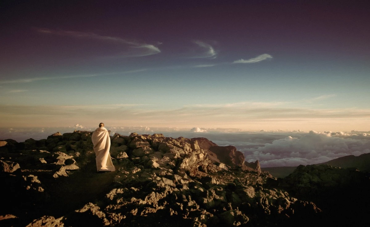 pilgrimage_alone_mountaintop_nature_woman_individual_sky_clouds-970973.jpg!d.jpeg