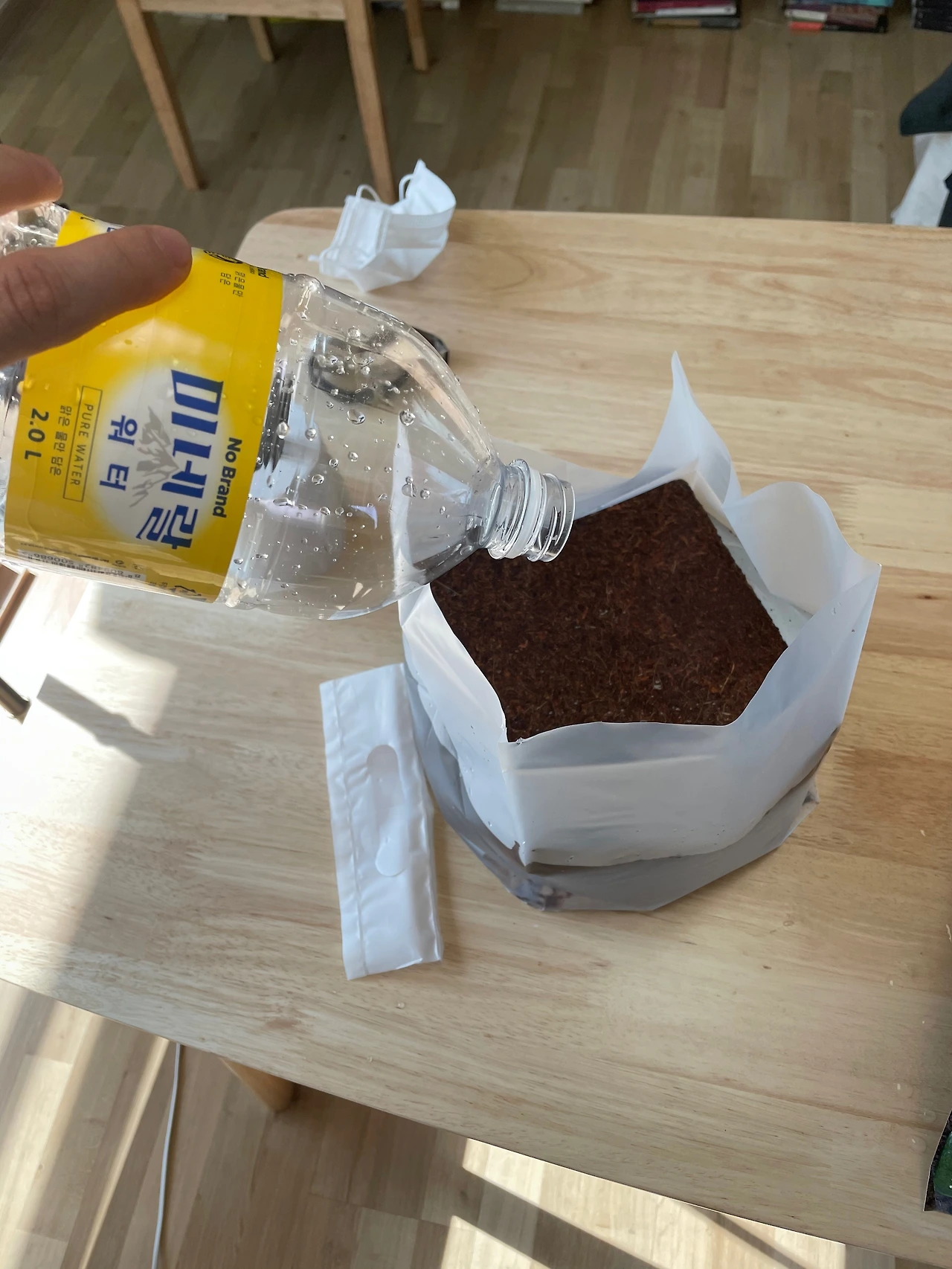 9 배양토를 불리기 위해 따듯한 물을 부었다.jpeg