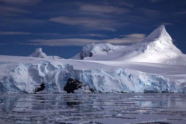 1280px-Glacier_on_Antarctic_coast%2C_mountain_behind.jpg?type=w773