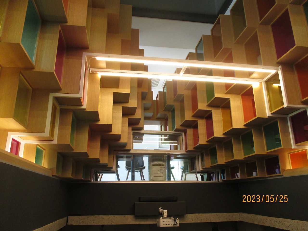 거북바위 모양을 딴 여담재 내부의 책장.JPG