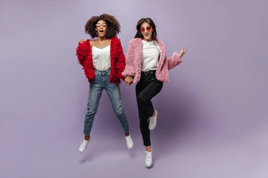 trendy-positive-girls-with-brunette-hair-and-brigh-2022-02-08-01-54-34-utc.jpg?type=w1