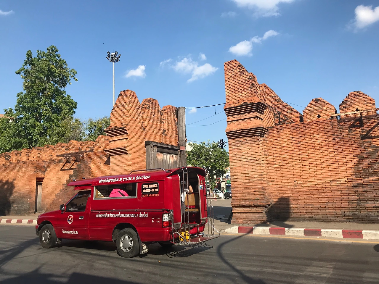 1. 치앙마이 풍경. 노스게이트 앞을 지나가는 썽태우.JPG