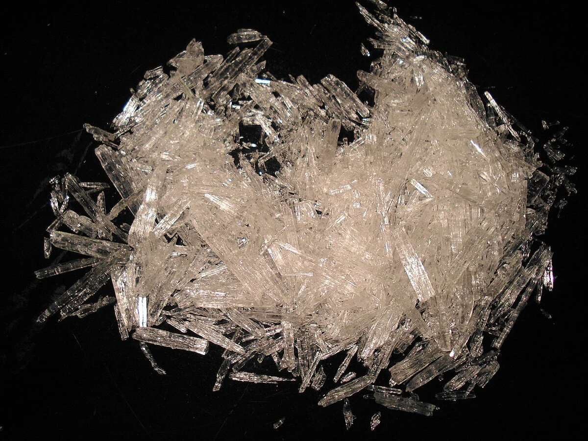 1200px-Menthol_Crystals.JPG