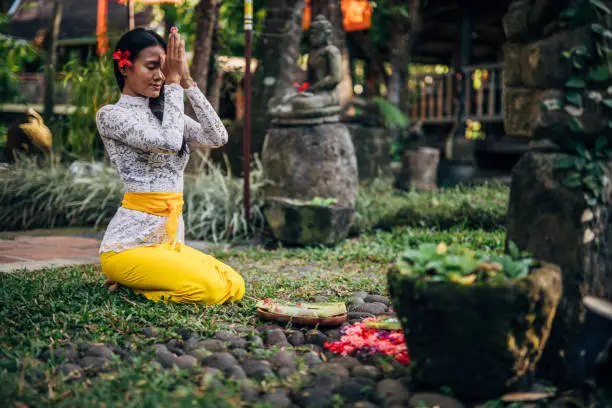 lady-in-traditional-indonesian-clothing-praying.jpg?s=612x612&w=0&k=20&c=9nDe4UudoCO2xS8Y5VKMdmgOkKigo-nFUFHpzvFurVc=