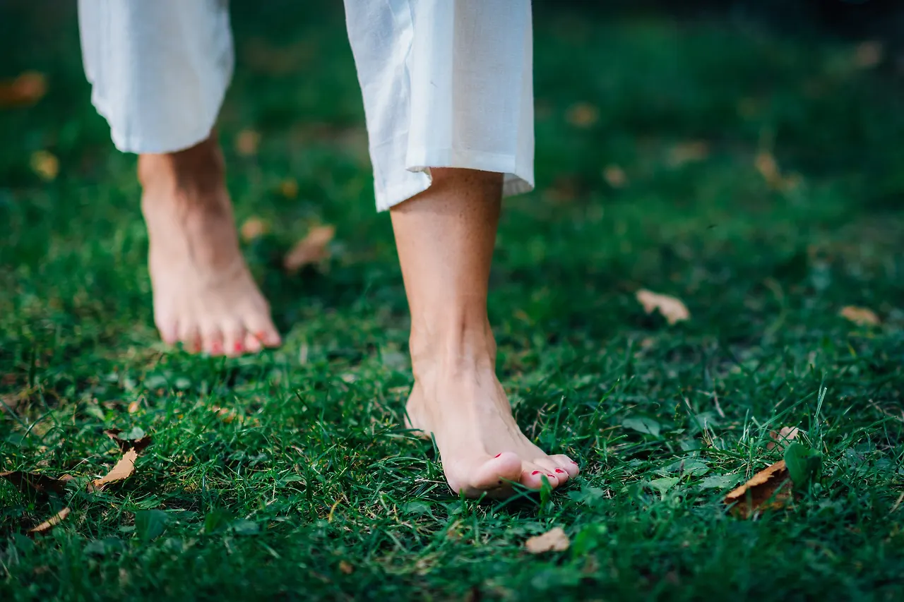 yoga-woman-walking-barefoot-focus-on-feet-2022-01-18-18-08-00-utc.jpg?v=1648630795&width=2048