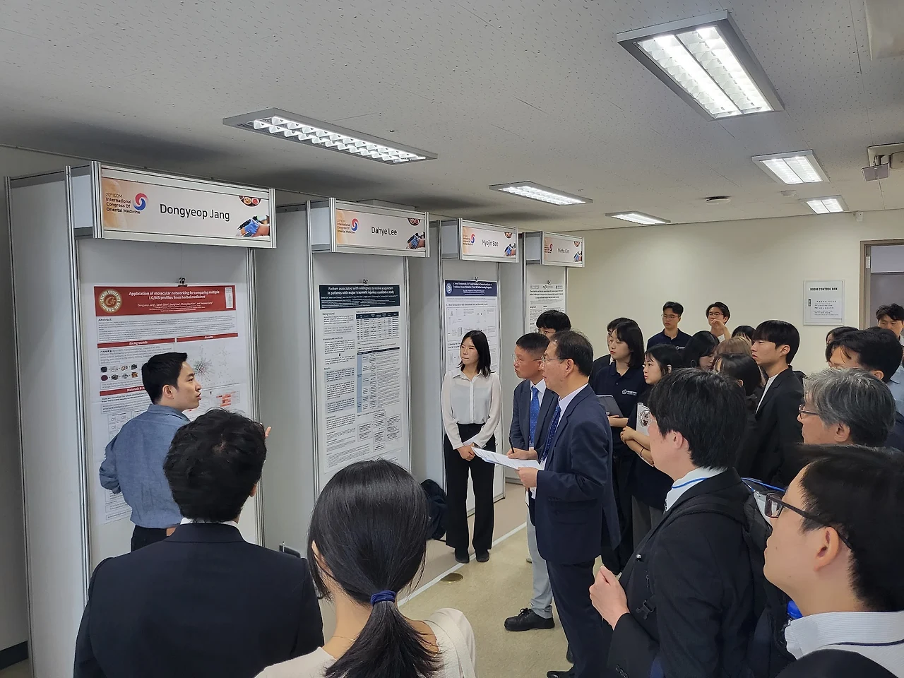 ICOM2023에서 포스터 발표.JPG