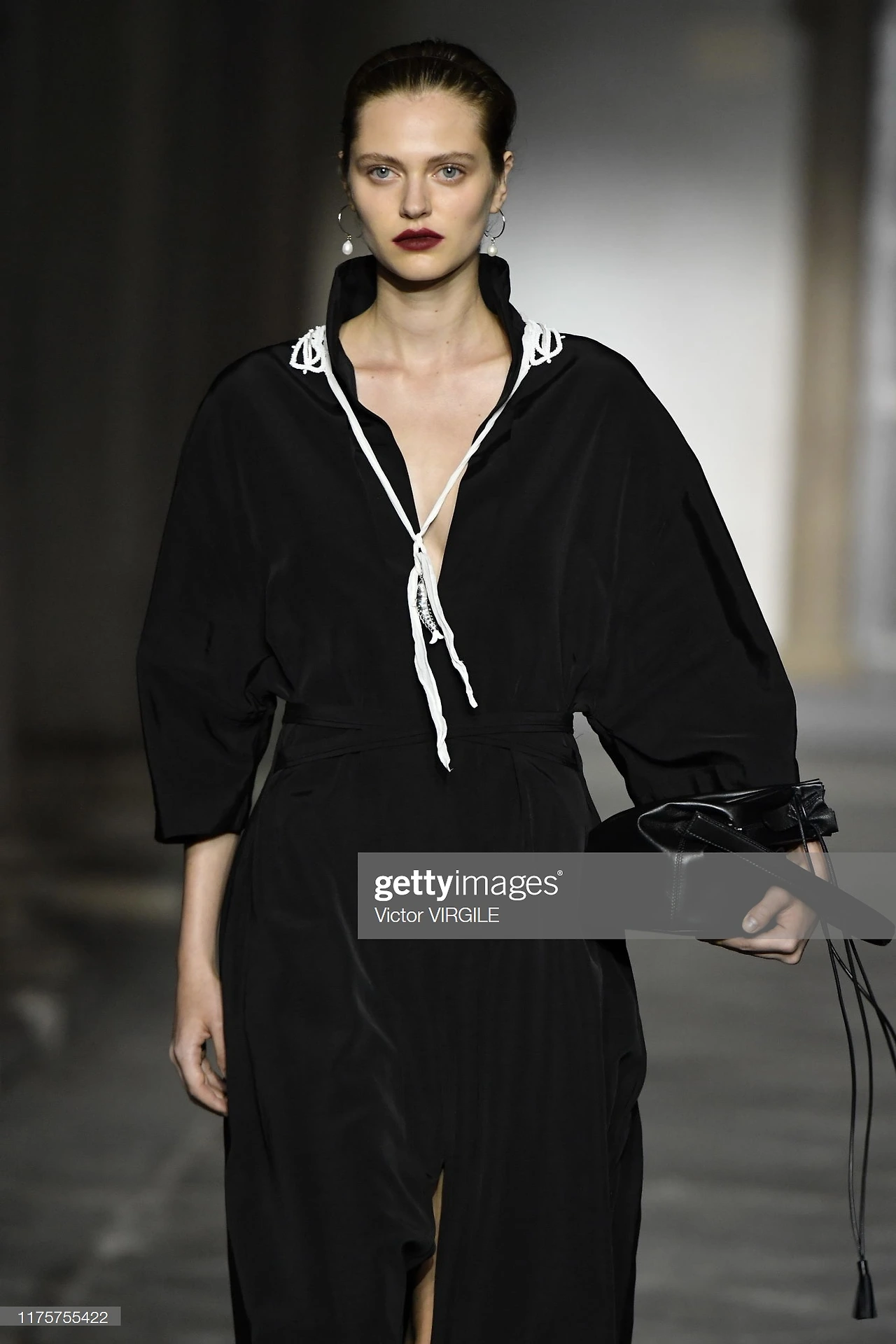 u2013-september-18-a-model-walks-the-runway-at-the-jil-sander-ready-picture-id1175755422?s=2048x2048