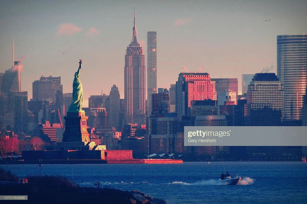 the-sun-rises-on-the-empire-state-building-and-the-statue-of-liberty-picture-id1072163888?s=2048x2048