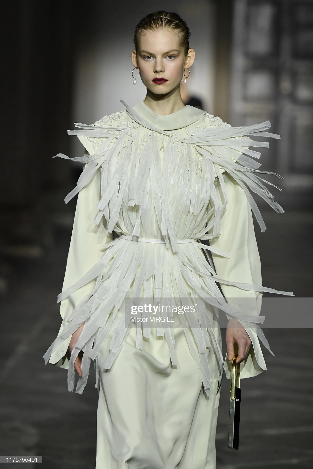 u2013-september-18-a-model-walks-the-runway-at-the-jil-sander-ready-picture-id1175755401?s=2048x2048