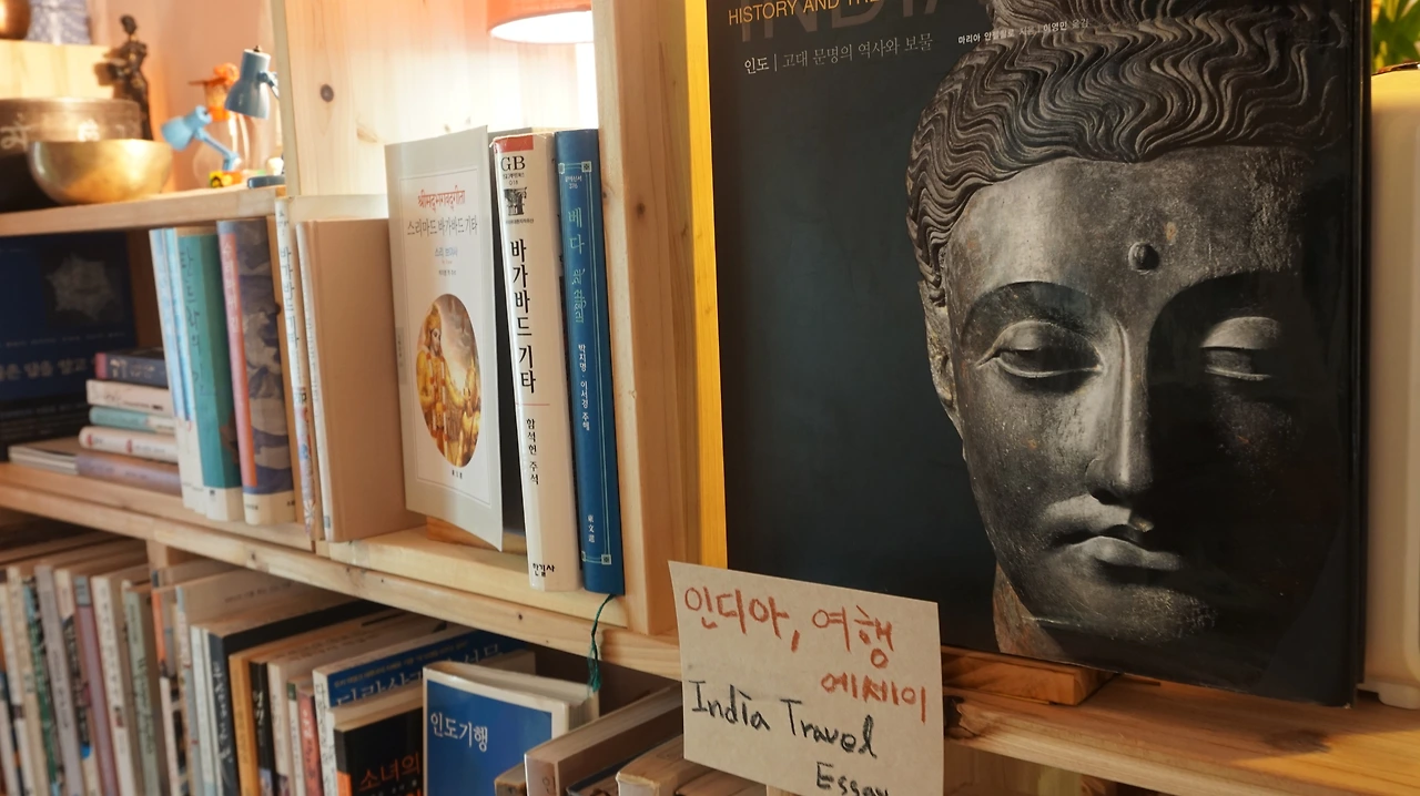 바라나시책골목 북카페 (12).JPG