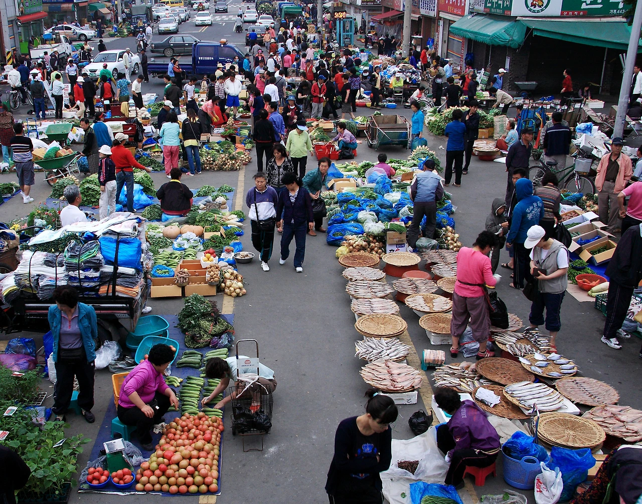 신운섭  동상  새벽을 여는 시장.JPG