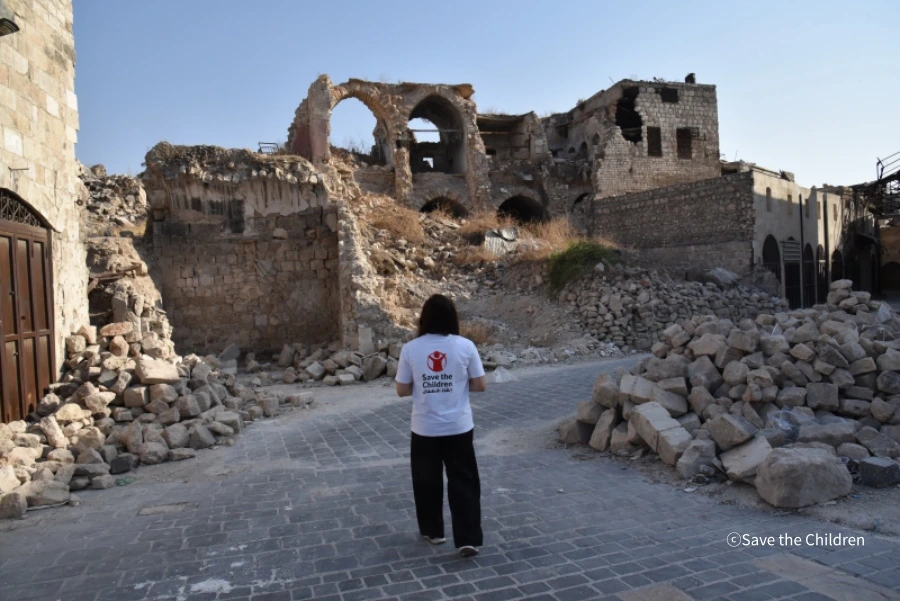 260109 [첨부사진] 세이브더칠드런 시리아 직원이 폐허가 된 알레포를 둘러보고 있다.JPG