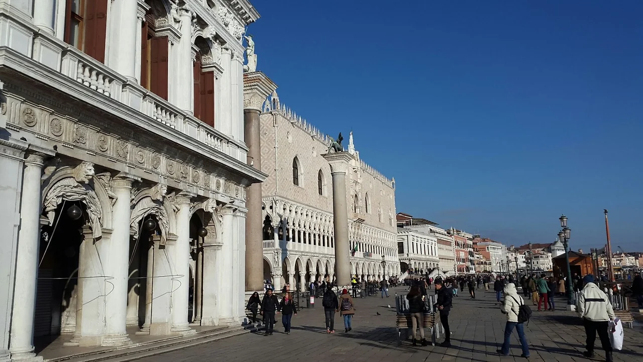 img.jpg?convert=1080x*