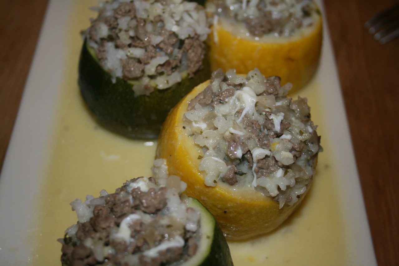 Kolokithia me kima avgolemono (Courgettes farcies à la viande et sauce avgolemono) 4.JPG