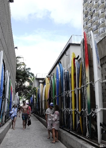 0003.jpg 거리에는  수영복을 입은채로 다니고 서핑보드가 즐비하다..JPG