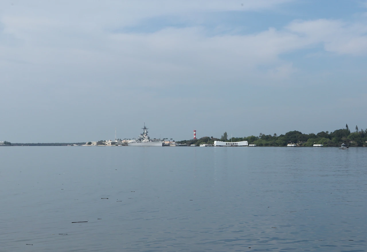 2. 멀리 USS 애리조나 메모리얼과 USS 미주리함 기념관이 보인다..JPG