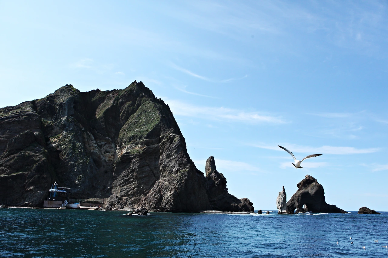 2. 독도 서도의 대한봉, 탕건봉, 부채바위, 삼형제 굴바위이다.(좌로부터).JPG