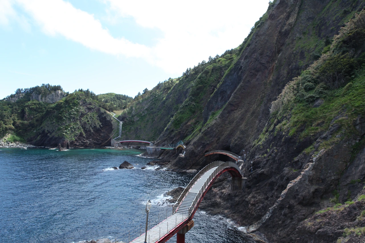 0001.jpg 울릉도 해안도로를 걸으며 바다와 산의 절경을 동시에 감상할 수 있다..JPG