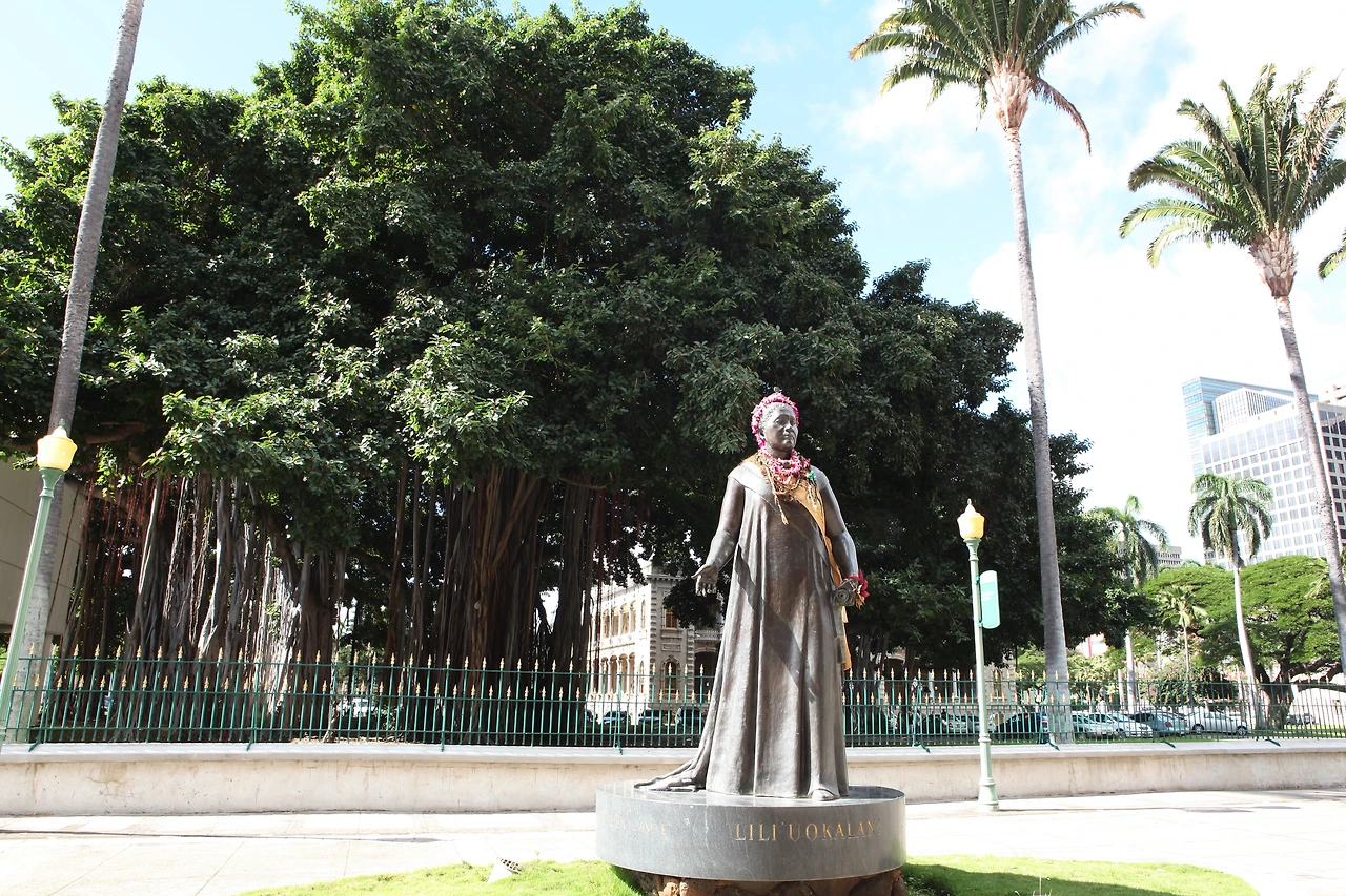 2. 릴리우오칼라니 동상이 이올라니 궁전 뒤에 있다..JPG
