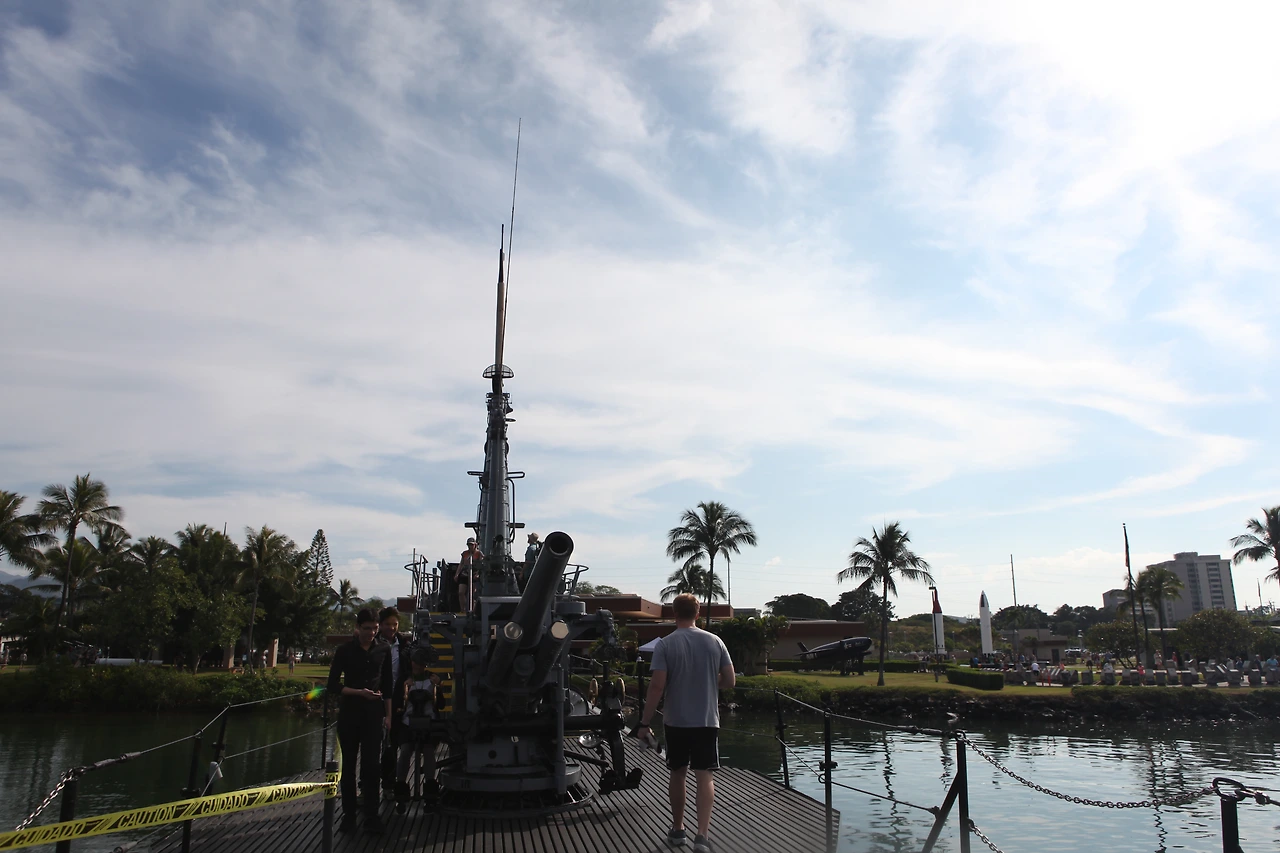 4. 보우핀 잠수함 위에 그 당시 사용한 대포가 있다..JPG