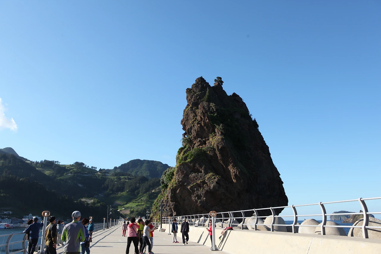 0007.jpg 촛대바위(효녀바위)는 저동항의 명물이다..JPG