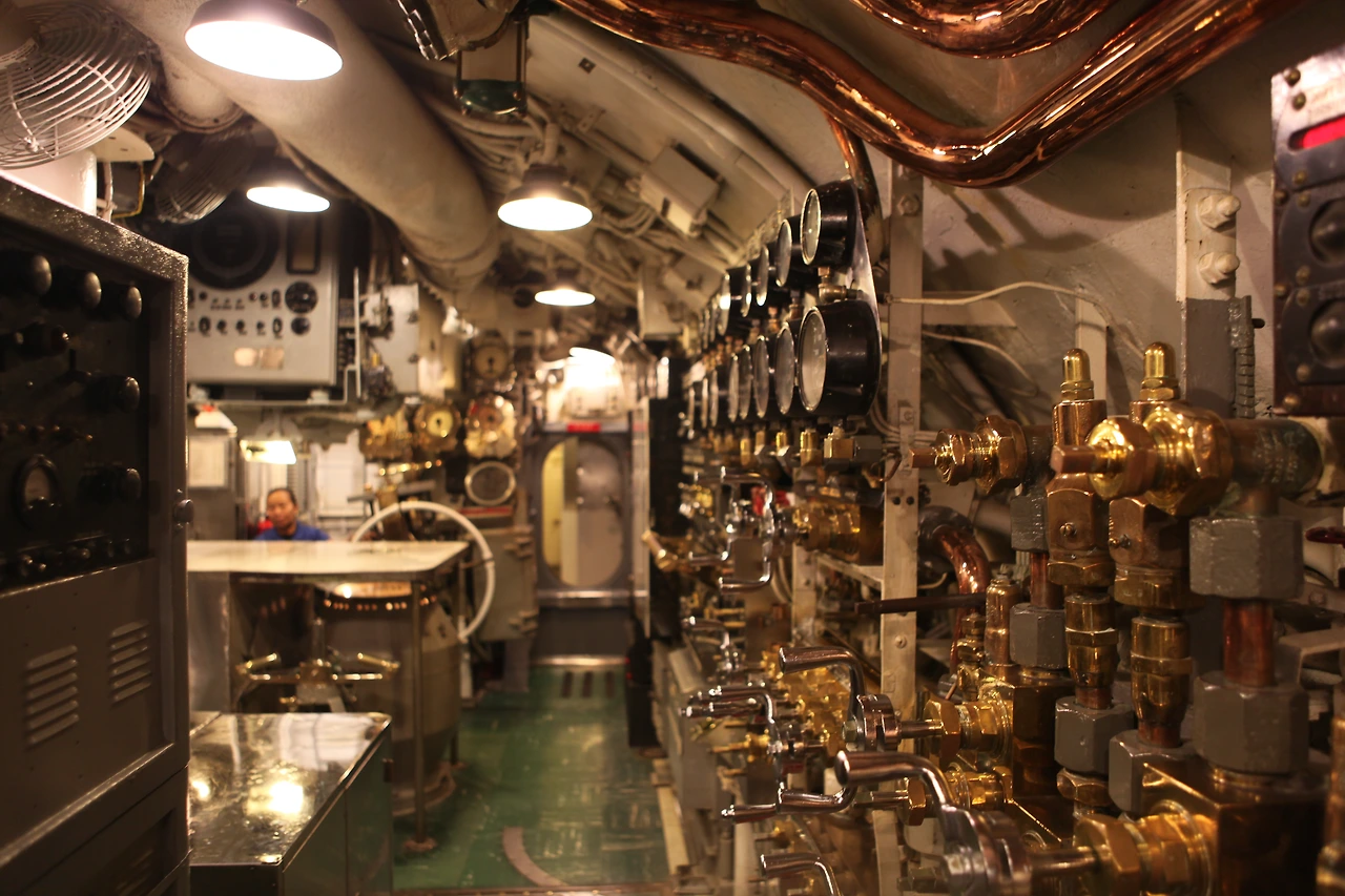 6. 잠수함 복잡한 내부를 보고 입을 다물지 못했다..JPG