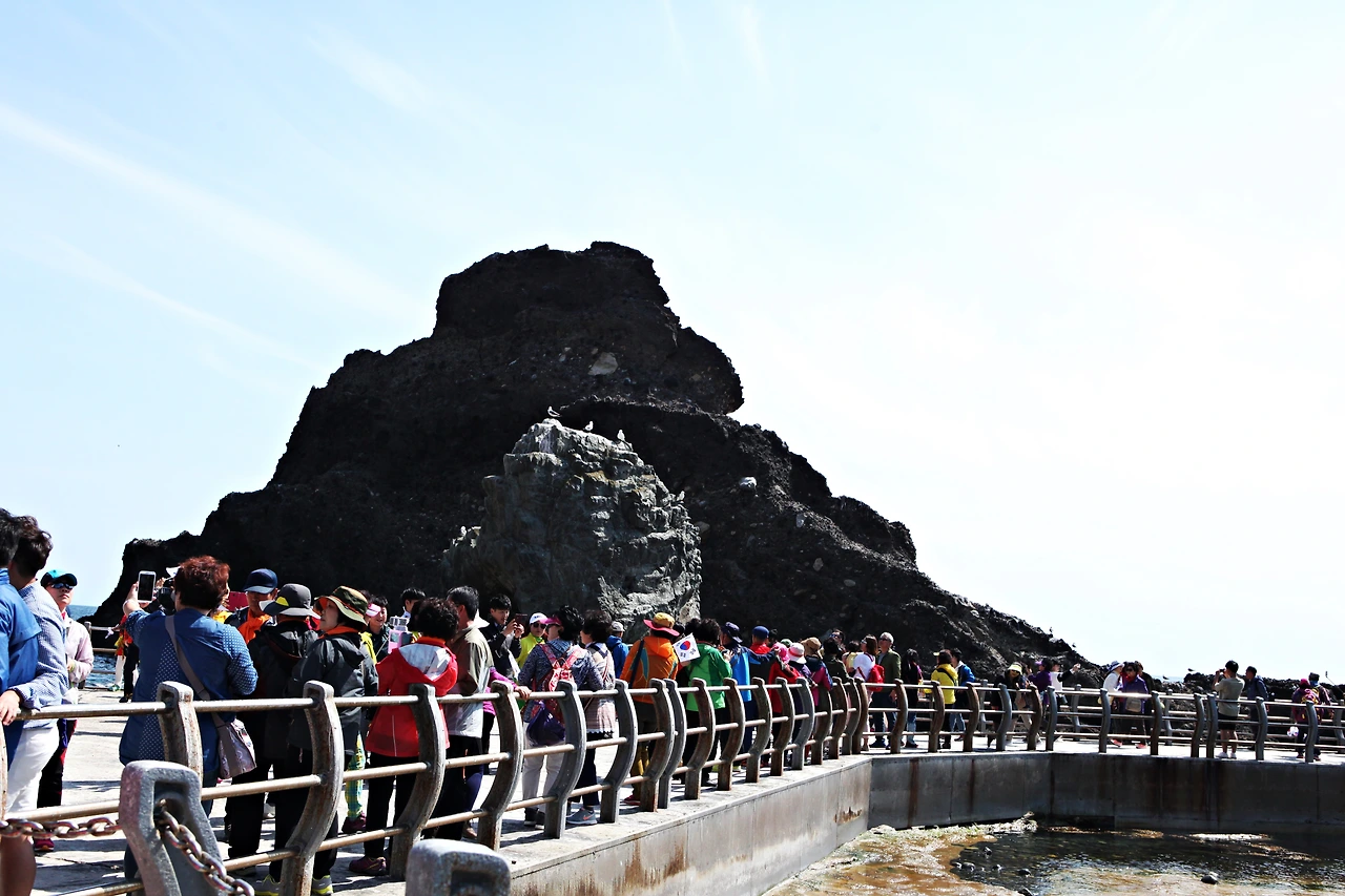 0006.jpg 독도에 발디딘 관광객들은 모두 행복한 표정이다..JPG