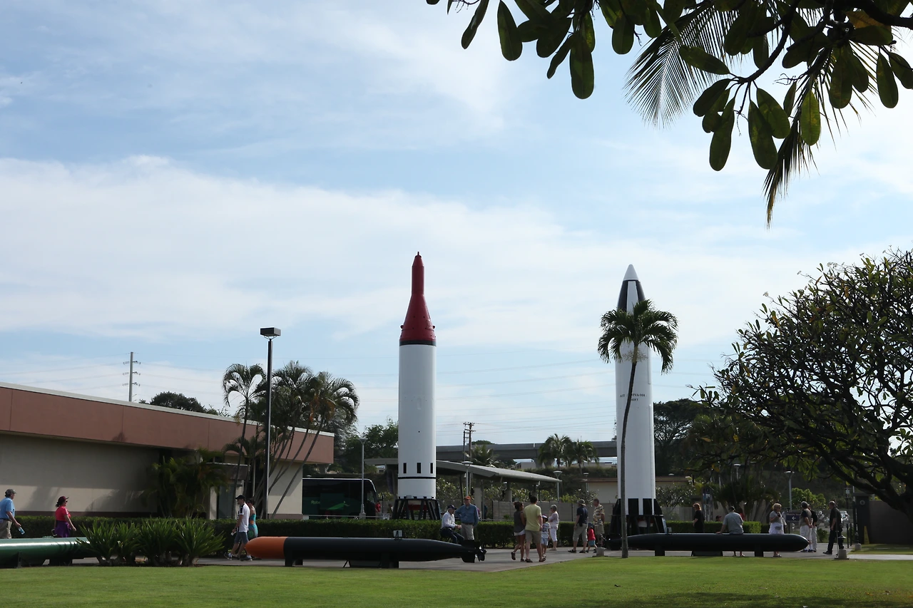 1. 공원에 2차세계대전 당시 사용했던 무기들이 전시되어 있다..JPG