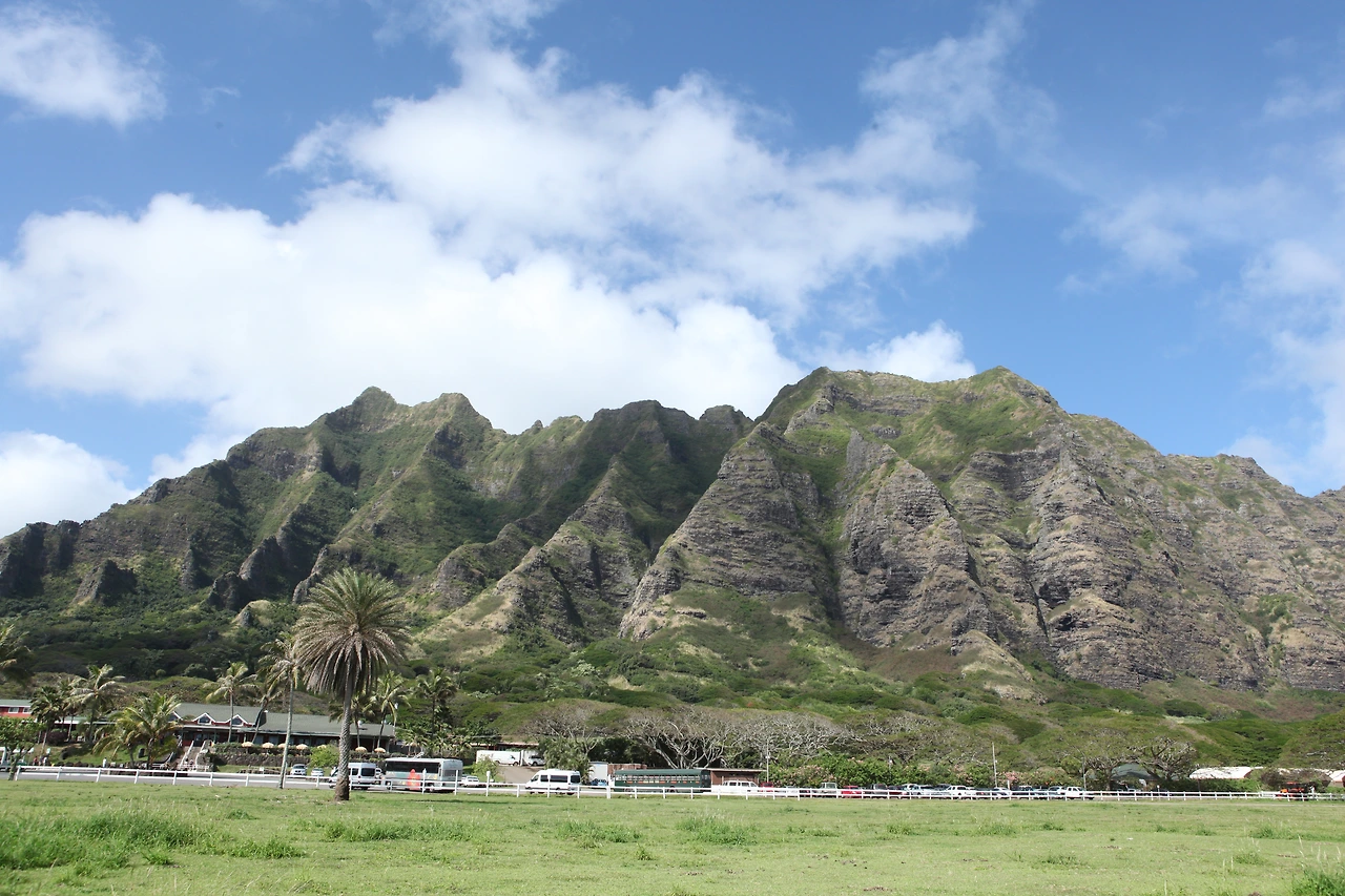 0001.jpg.코올리나 산맥의 산줄기는 칼날같다..JPG